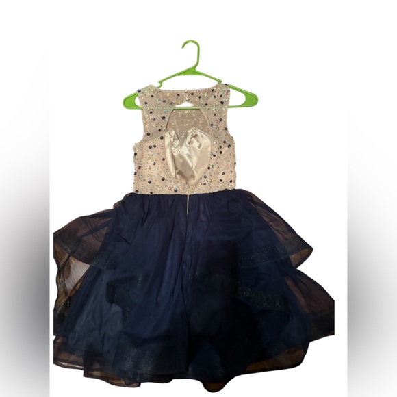 Elegant Sleeveless Dress with Embellished Bodice - Picture 2 of 7